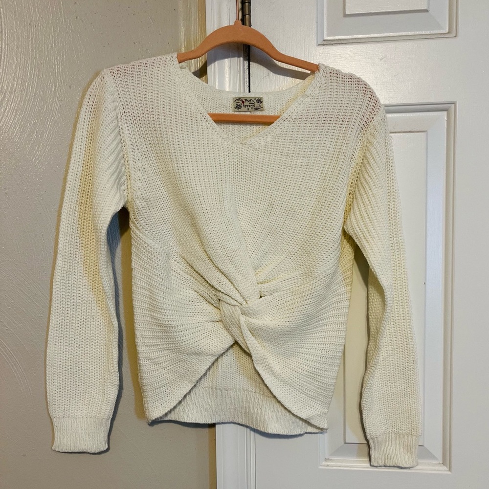 Fashionable Knot Sweater 🤍